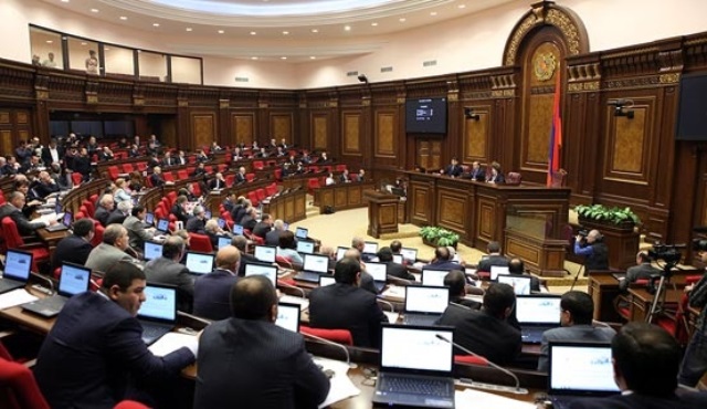 В армянском парламенте депутатов призвали прекратить целоваться при встрече